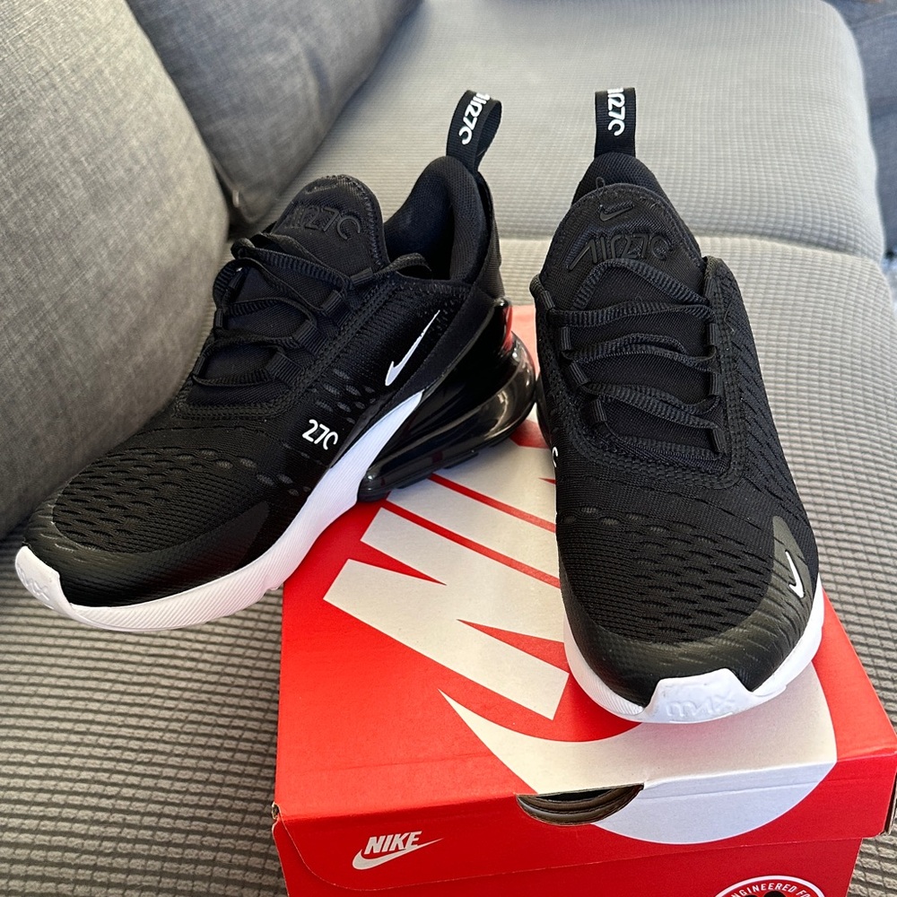 Nike Kids' Grade School Air Max 270 Shoes worn once (10
Blk/Wht 5 boys